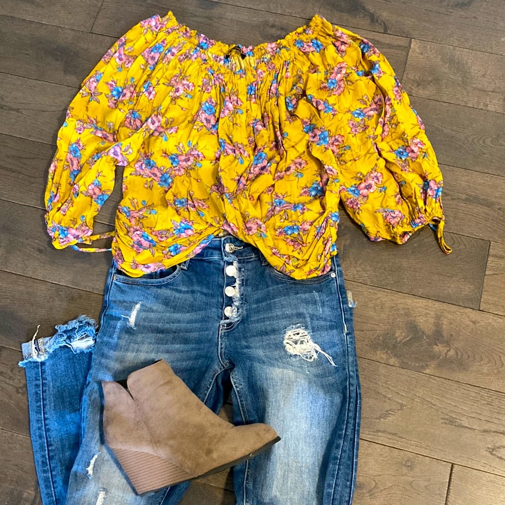 3/4 length floral twist front top Women’s small